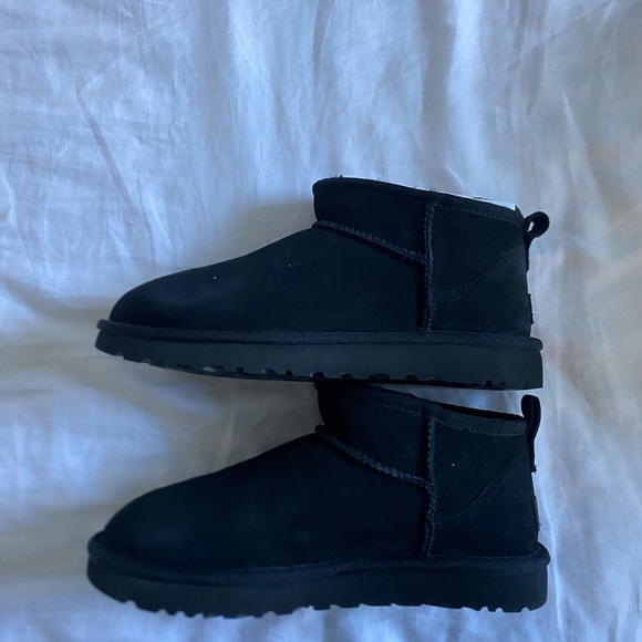 CLASSIC ULTRA MINI BOOTS IN BLACK - Picture 9 of 9